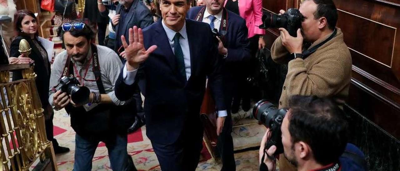 Sánchez abandona el hemiciclo del Congreso al finalizar la primera sesión del debate de investidura. // E.P.