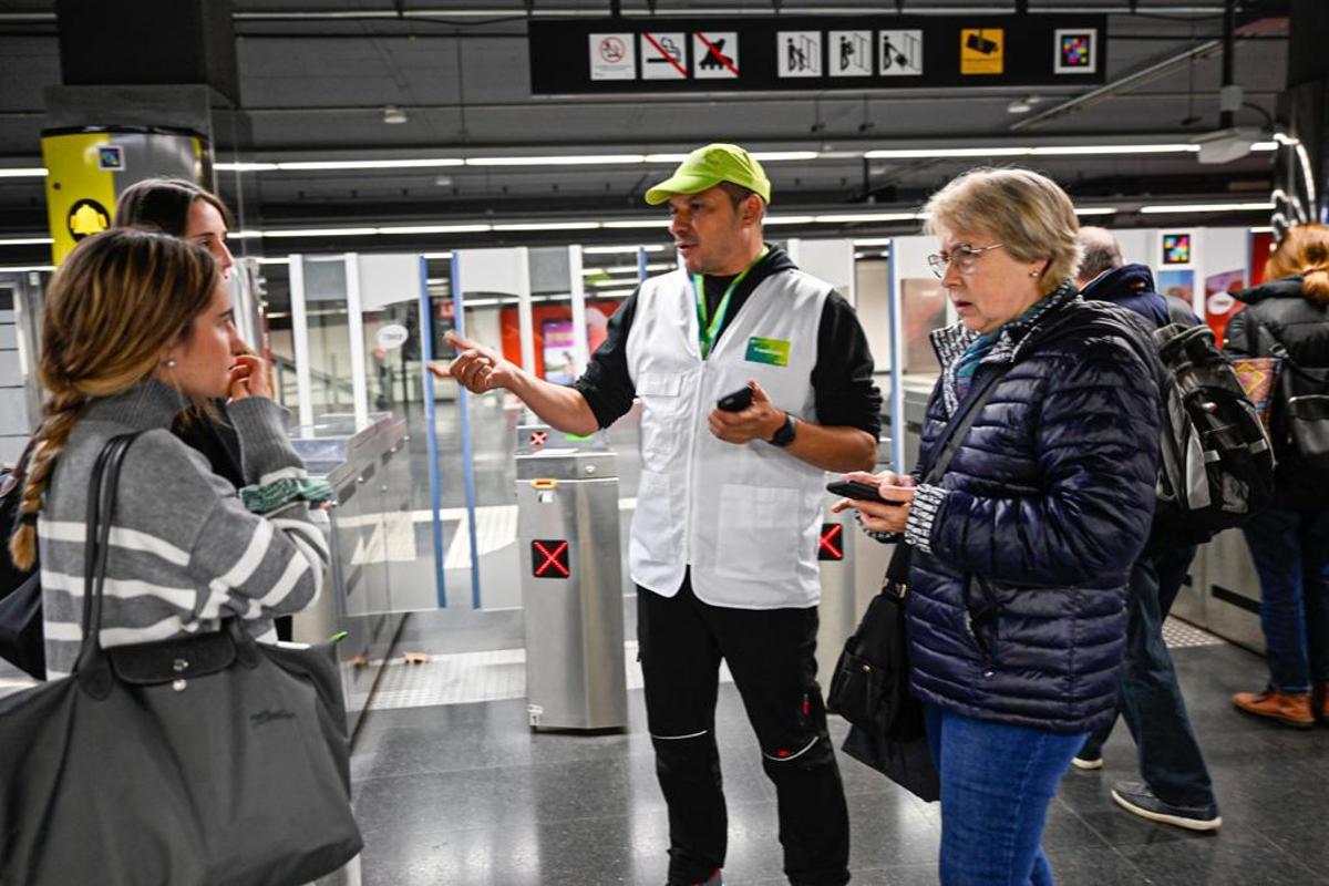 Primer día de tránsito de la T-Usual y la T-Casual hacia la T-Mobilitat. Estación de Arc de Triomf, en Barcelona