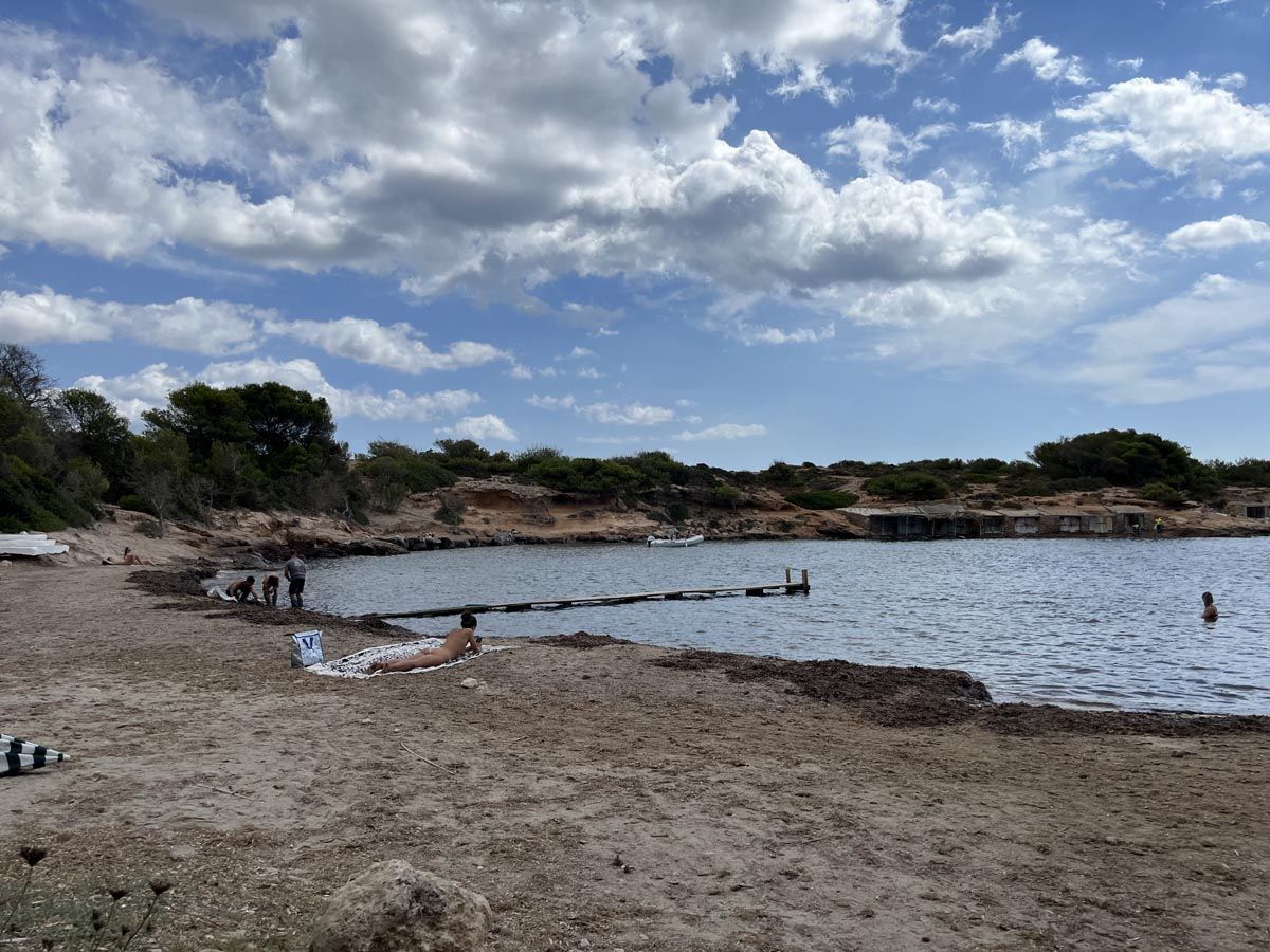 Limpieza de los restos del yate hundido en Ibiza