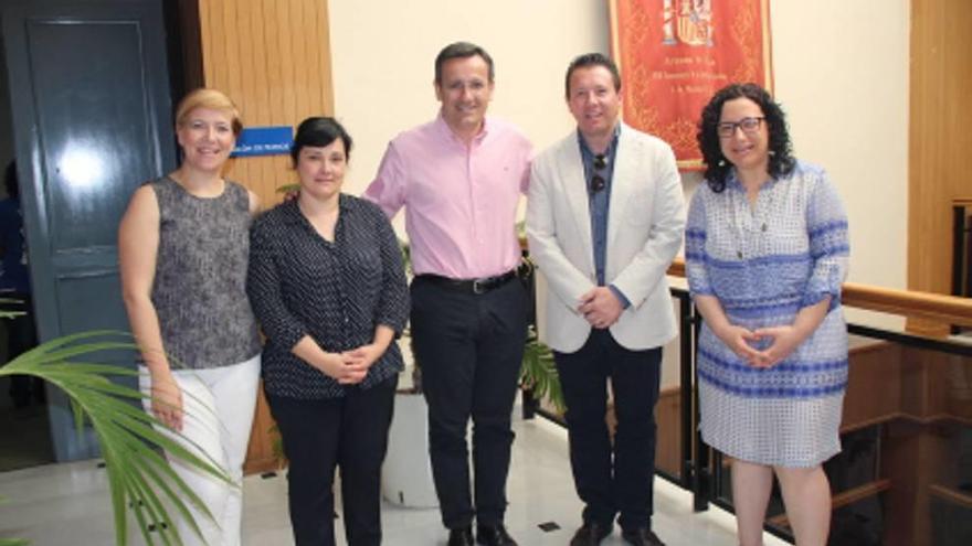 El alcalde, en el centro, en el acto.