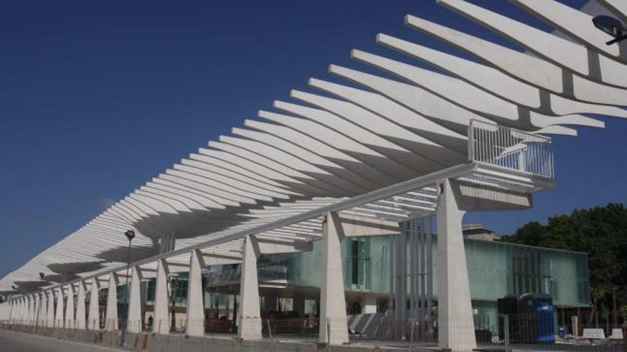 El límite del muelle 2 está marcado por las farolas de color blanco, una parte de ellas sirven para sostener la pasarela para el futuro acceso a los cruceros que atraquen allí