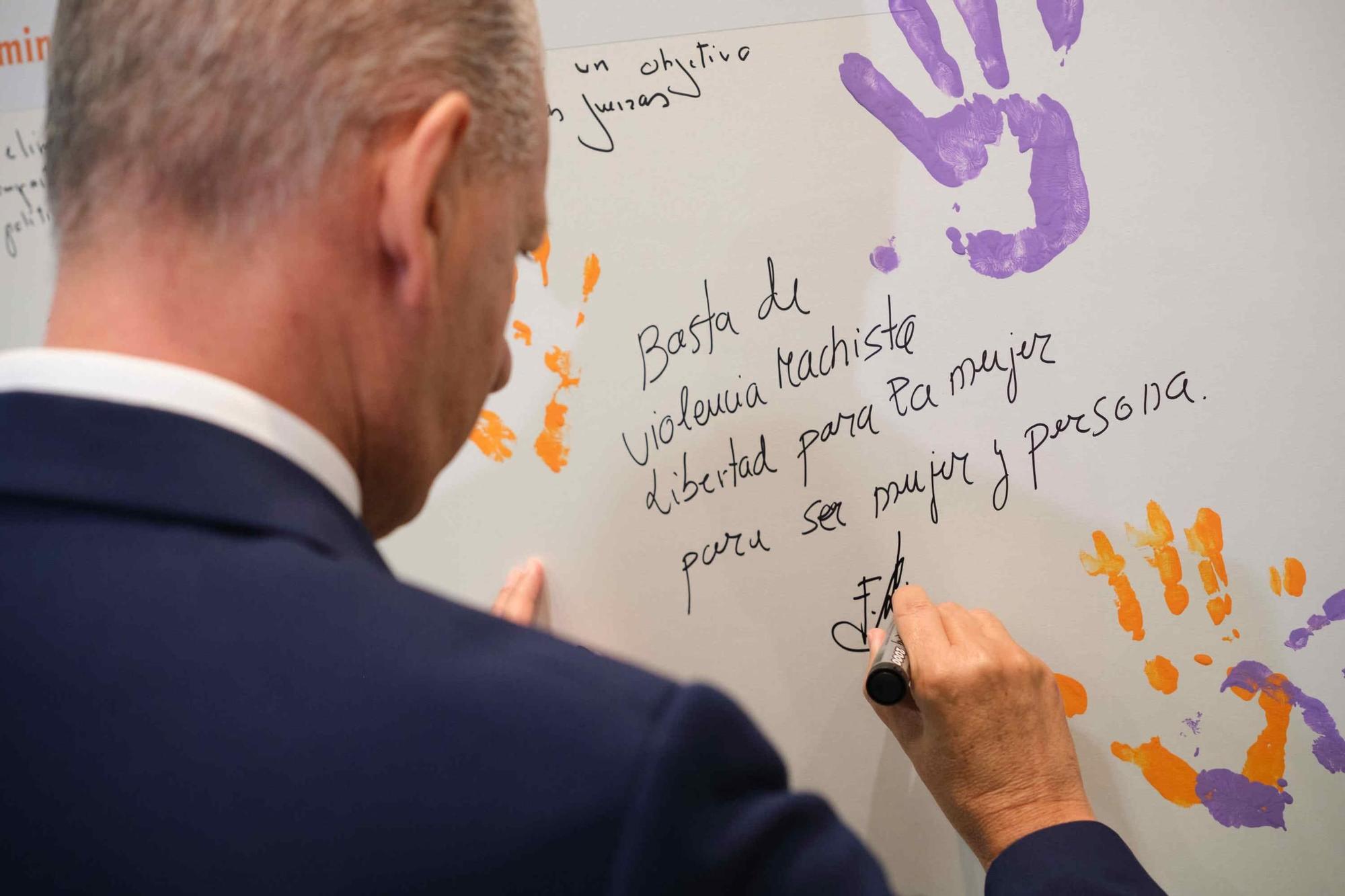 Mural contra la violencia de género en el Parlamento