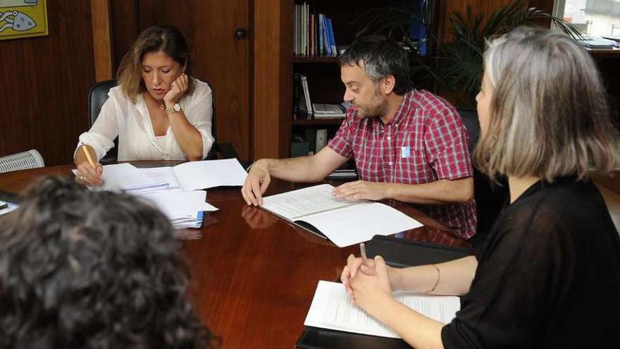 La conselleira Beatriz Mato, el alcalde Xulio Ferreiro y la edil María García, reunidos ayer.