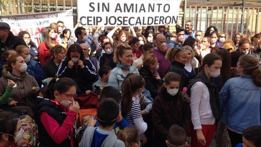 Protestas de padres y alumnos del CEIP José Calderón contra la presencia de amianto.