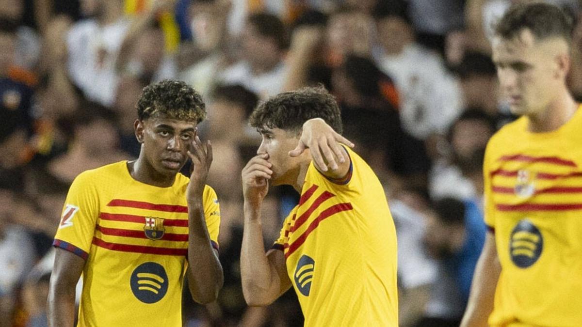 Pau Cubarsí habla con Lamine Yamal en Mestalla.