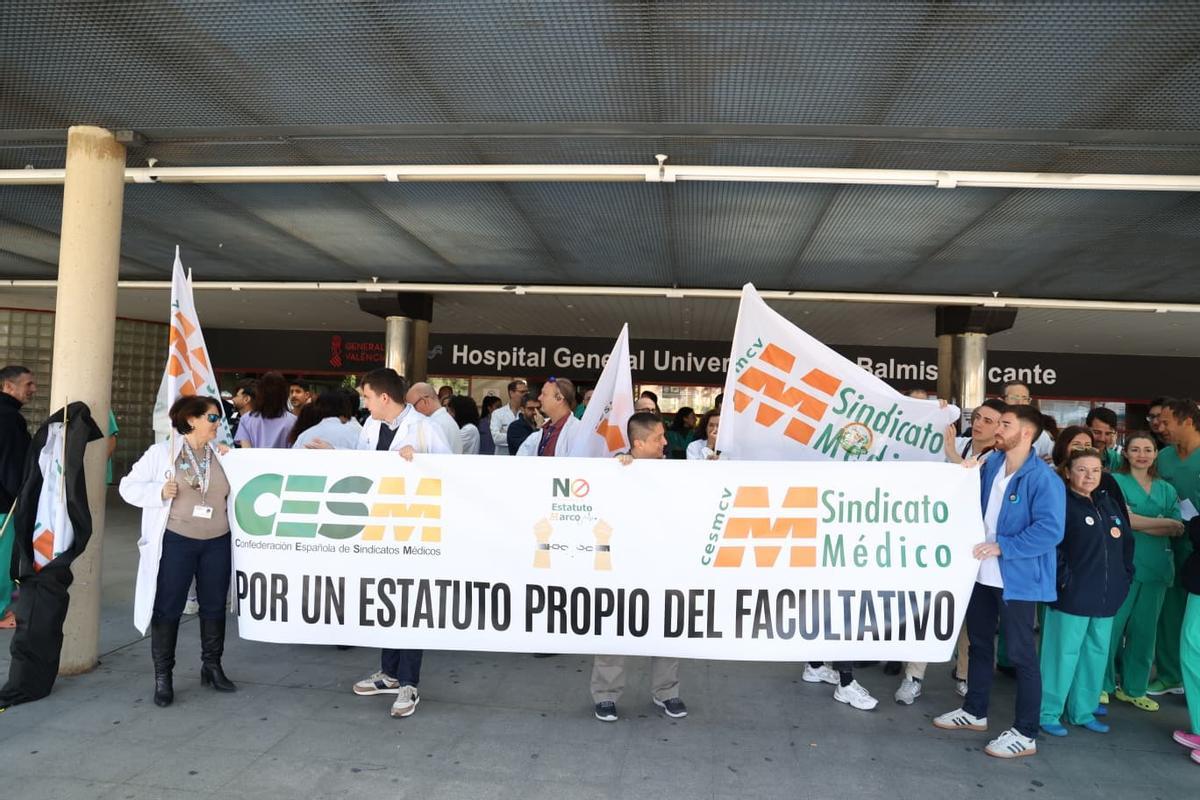 Concentración con motivo de la nueva huelga de médicos ante el Hospital General de Alicante