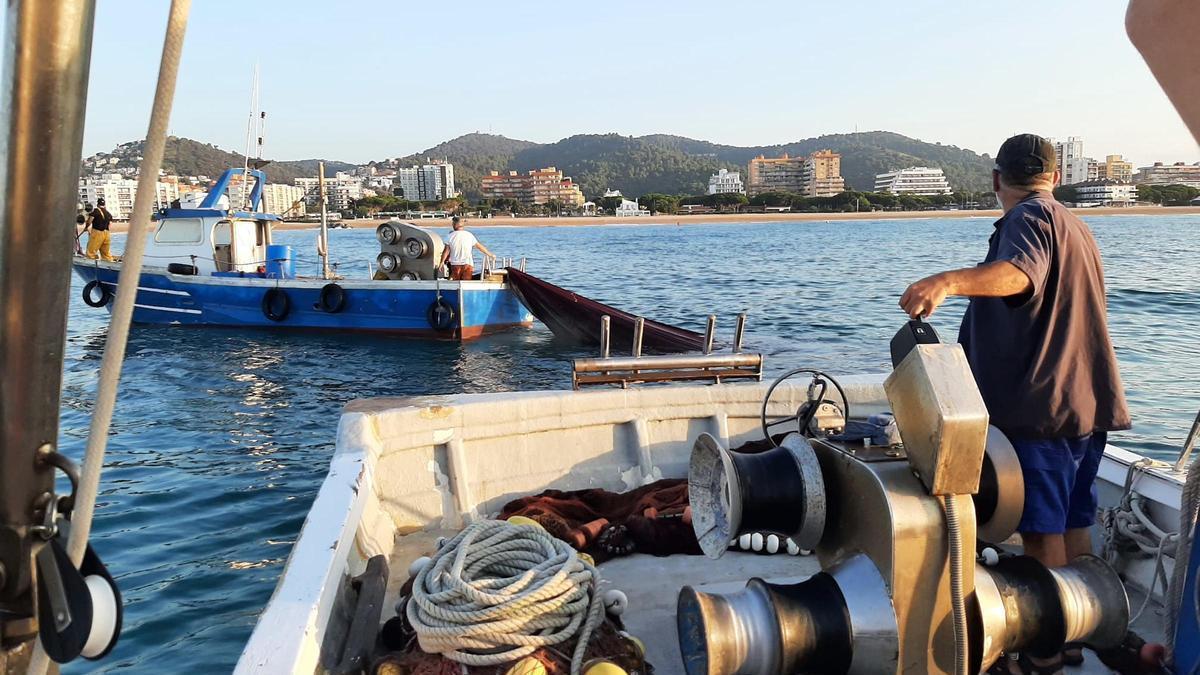 Una sonsera pescant a la Costa Brava