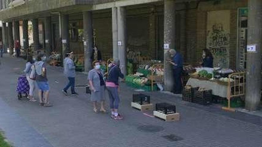 Colas en el mercadillo al aire libre de Lugones.