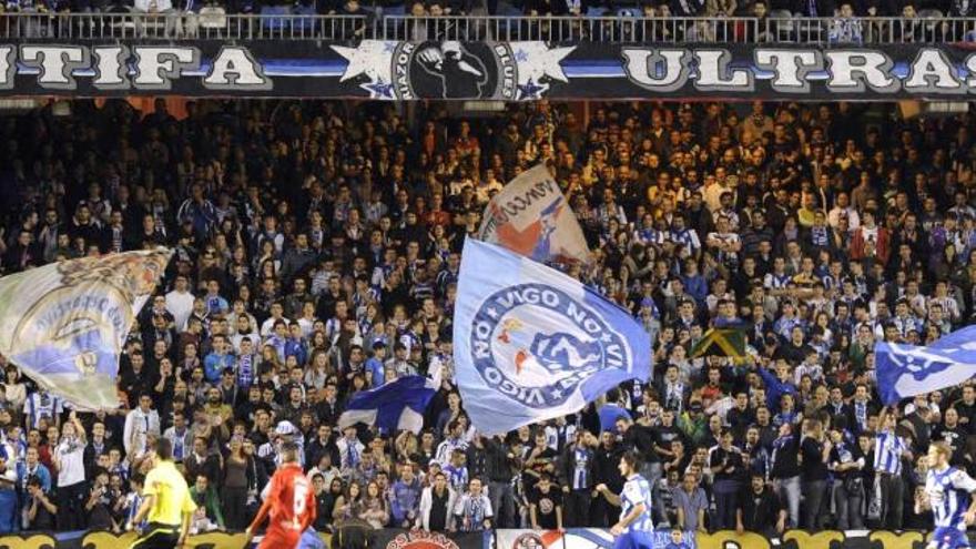 La grada de maratón, lugar habitual de los Riazor Blues. / juan varela