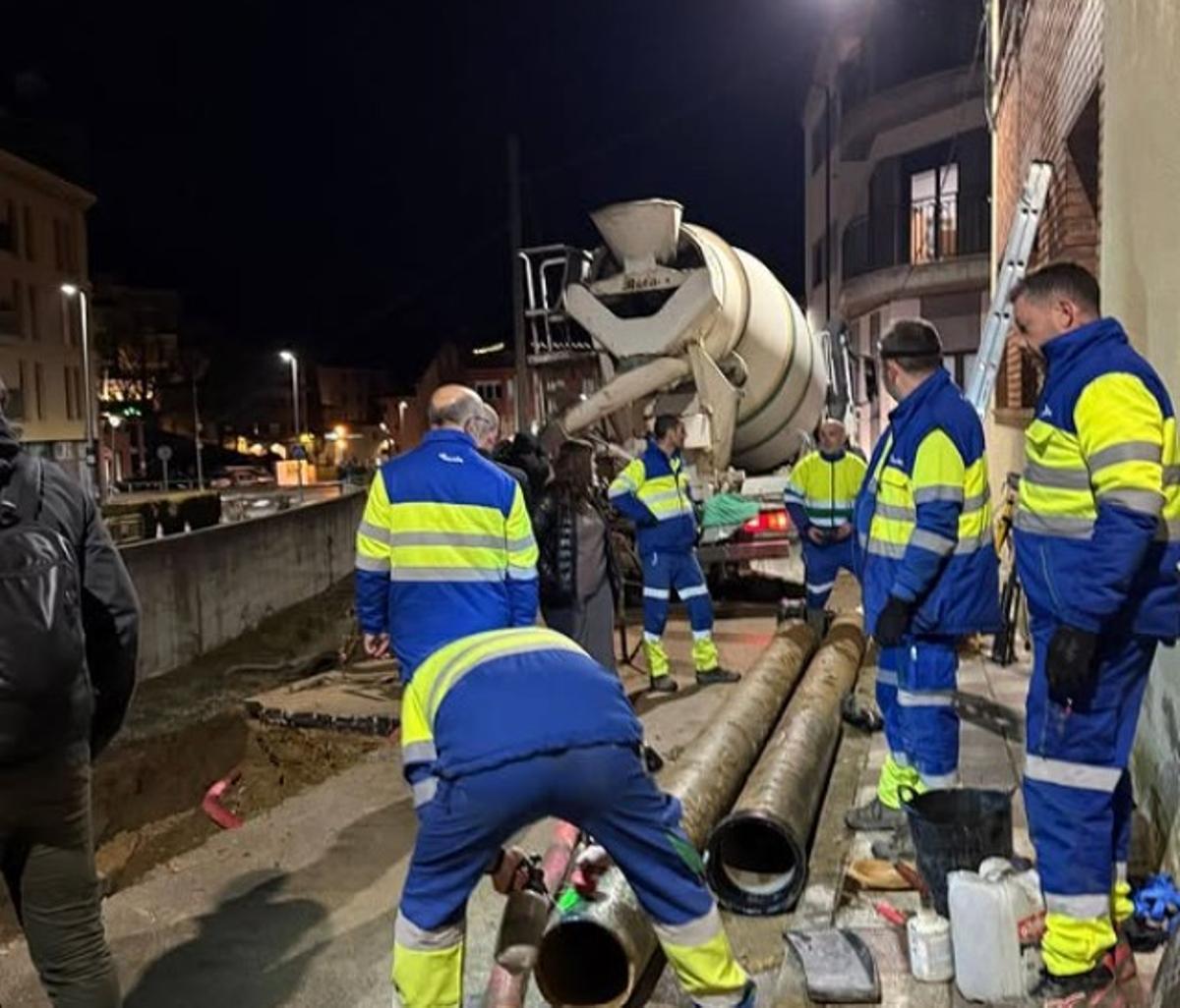 Operaris treballant ahir al vespre.