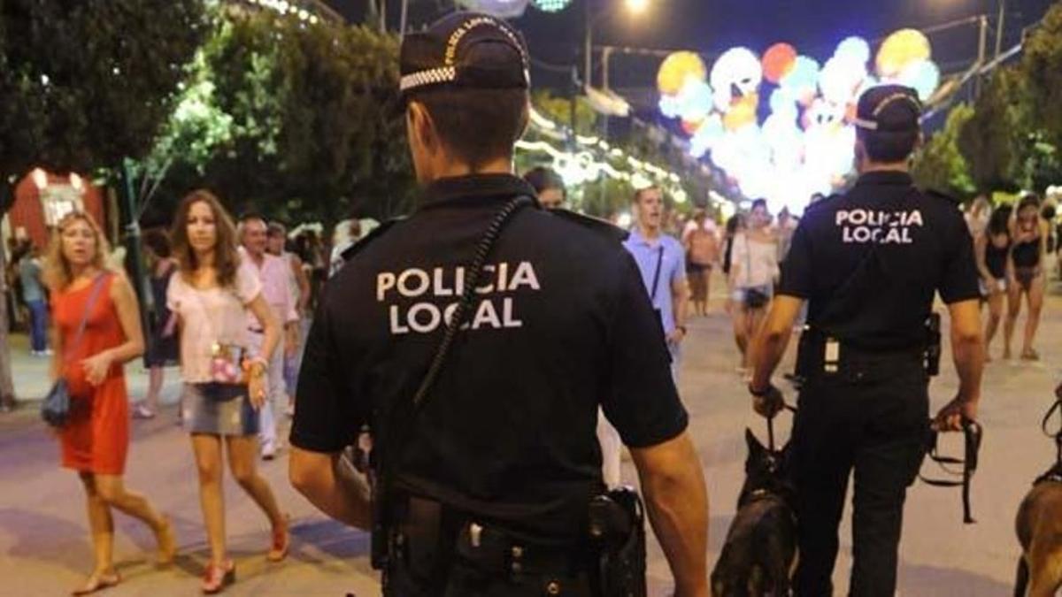 Policías locales patrullan en la Feria de Málaga.