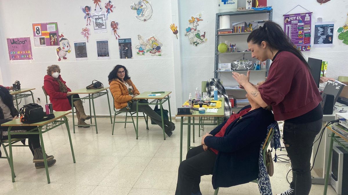 Sesión de maquillaje para mujeres mayores ofrecida por Cruz Roja Monesterio