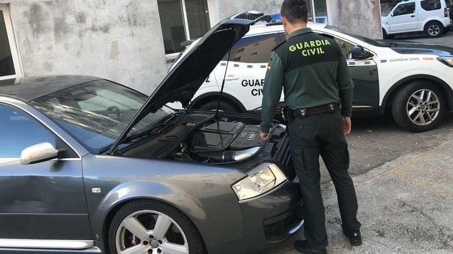 Un guardia examina uno de los vehículos con el cuentakilómetros presuntamente trucado. // Cedida