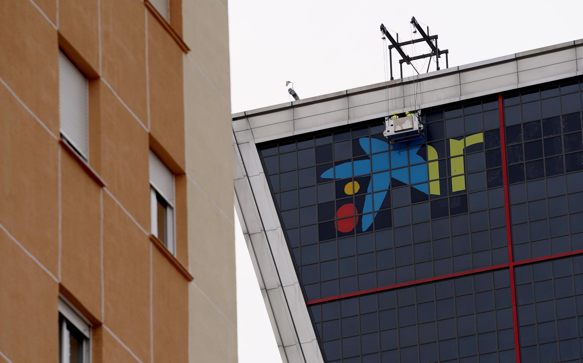 El logo de CaixaBank ya luce en la Torre Kio que albergaba la sede central de Bankia en Madrid