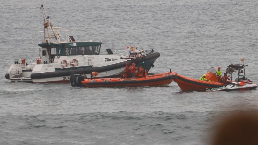 Una persona fallecida y un herido tras volcar su lancha enfrente de la costa de Gijón