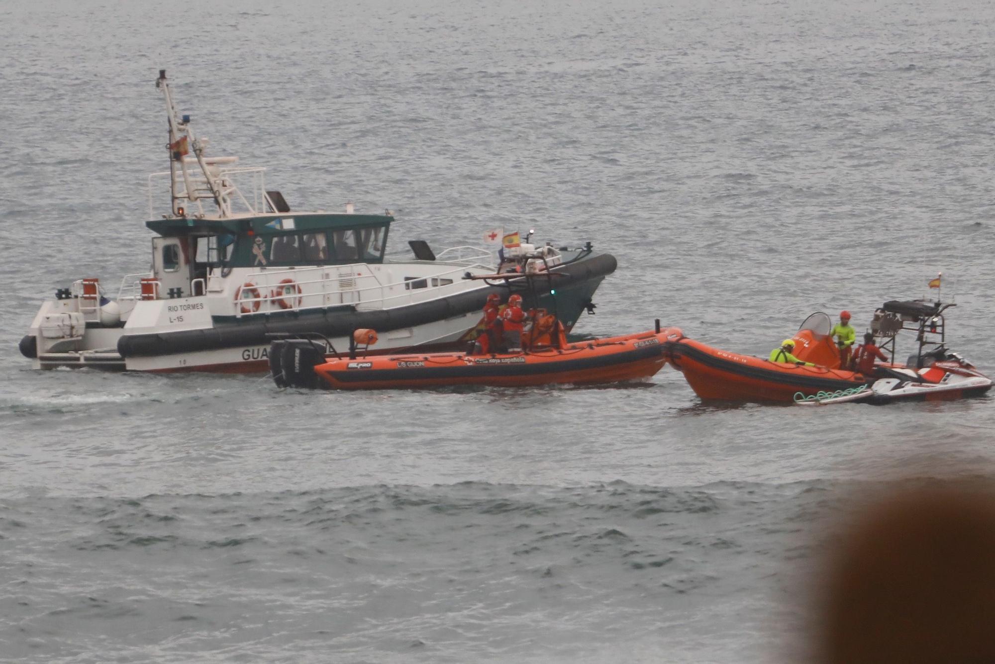 Una persona fallecida y un herido tras volcar su lancha enfrente de la costa de Gijón