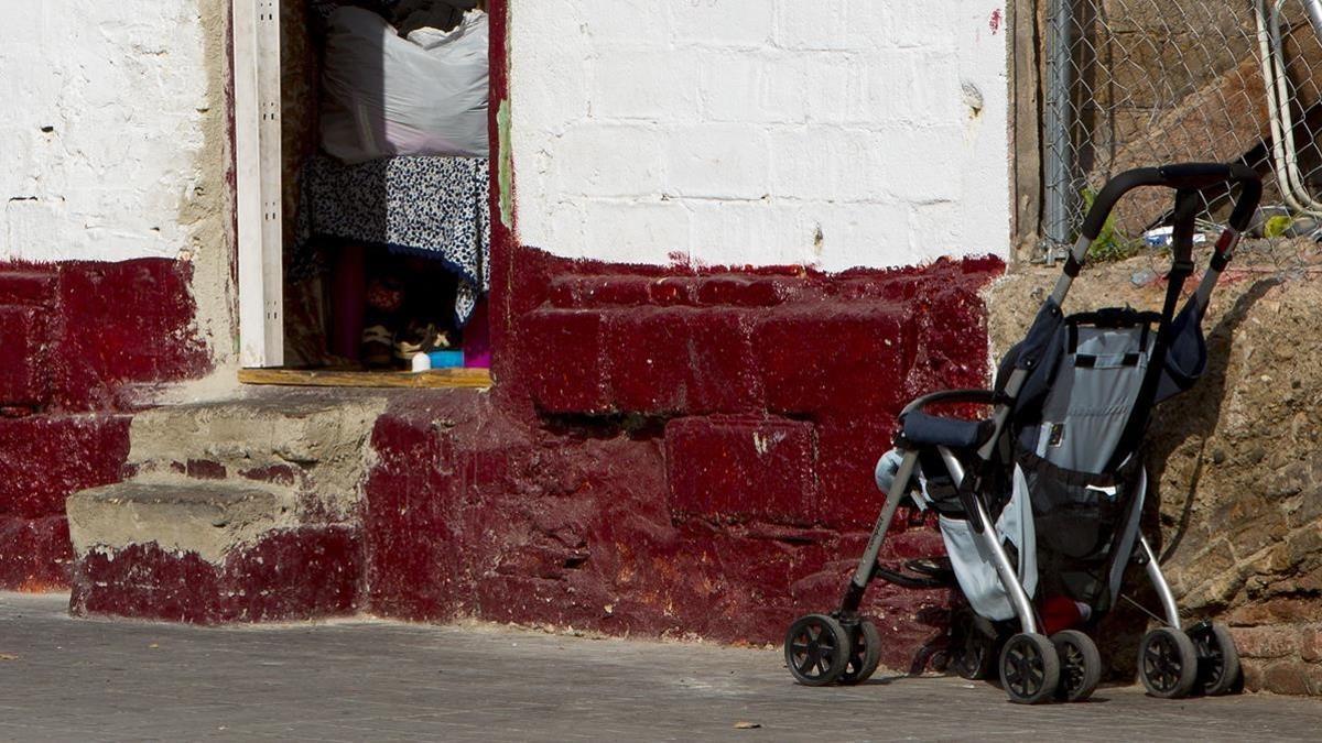 Un coche de bebé a las afueras de una casa-barraca en Poblenou.