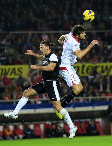 El jugador del Sevilla Federicco Fazio y Demichelis (Málaga) luchan por el balón