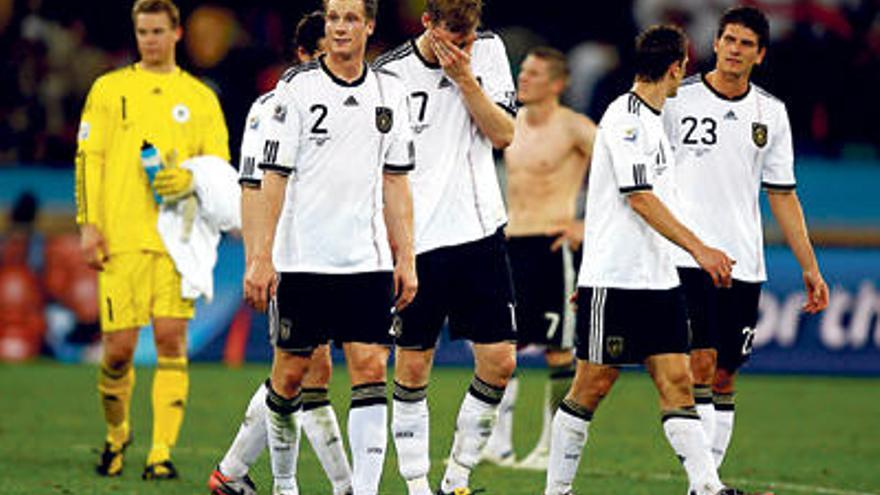 Los futbolistas alemanes, hundidos, se retiran.