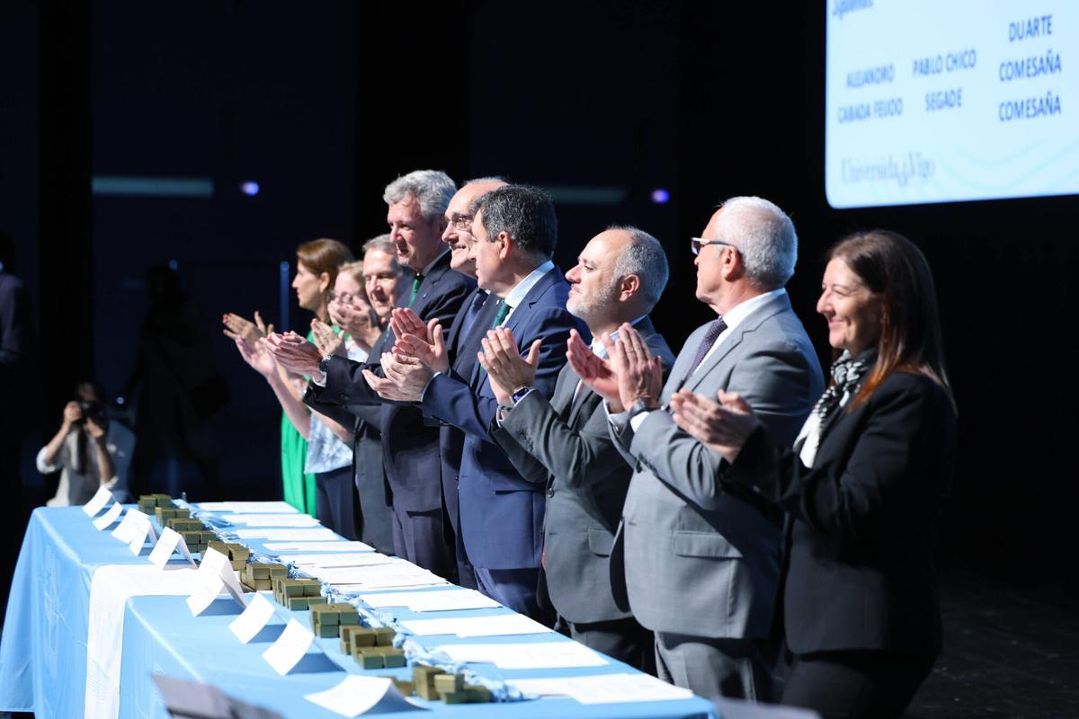 El Auditorio Mar de Vigo acogió la graduación de la Escuela de Ingeniería Industrial de la Universidade de Vigo. En el acto estuvieron presentes 282 alumnos y autoridades como Alfonso Rueda y Abel Caballero. El Auditorio Mar de Vigo acogió la graduación de la Escuela de Ingeniería Industrial de la Universidade de Vigo. En el acto estuvieron presentes 282 alumnos y autoridades como Alfonso Rueda y Abel Caballero.
