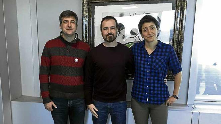 El director general Jaume Ribas, con Luis Puche y Melanie Penna.