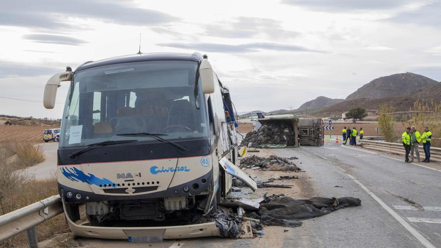 Una jove morta i diversos ferits en bolcar un camió sobre un autobús a Lorca