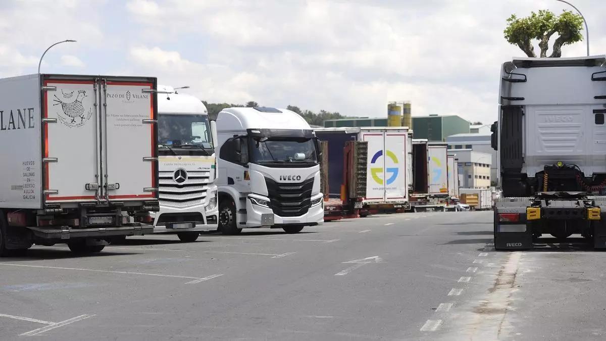Camiones estacionados en un polígono industrial.