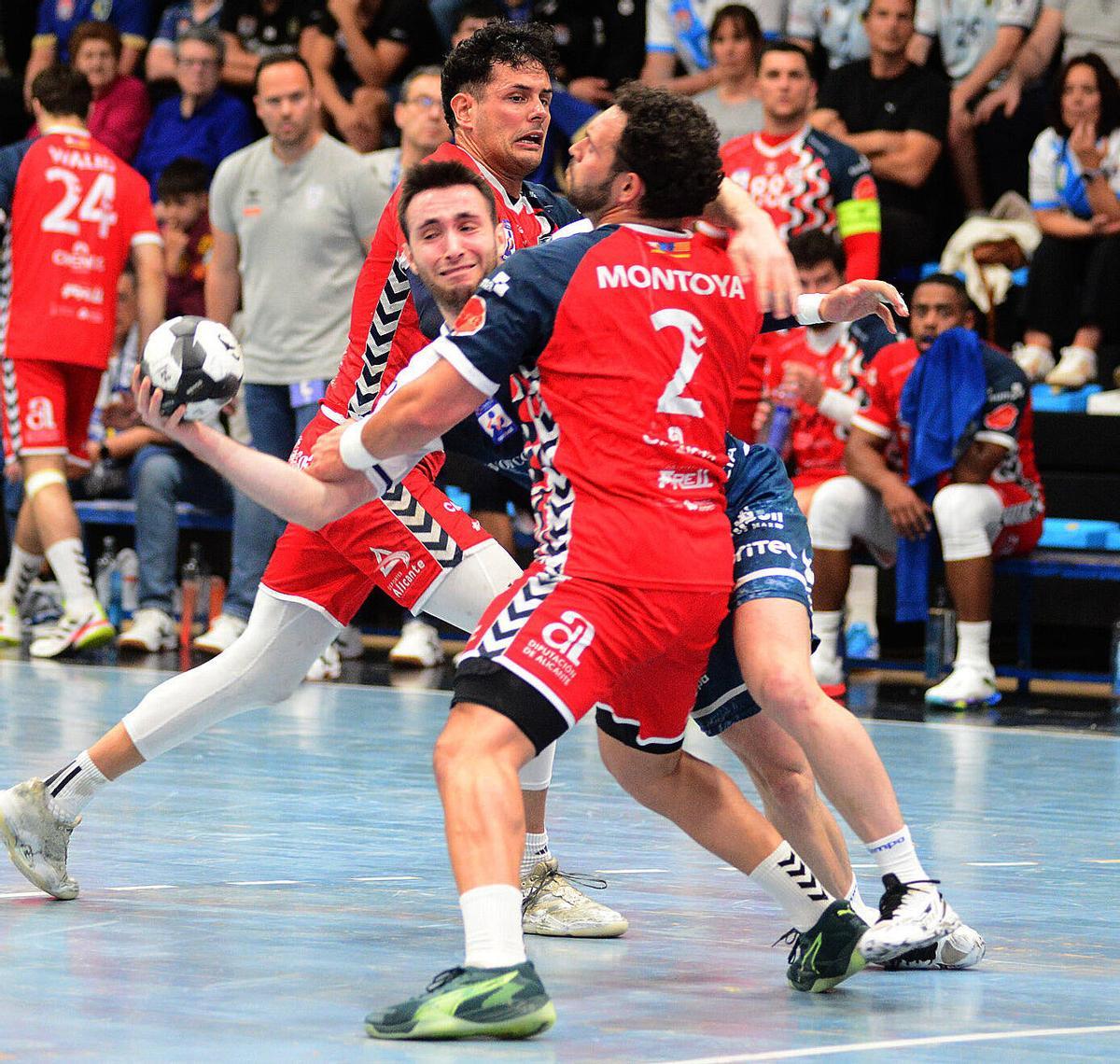 El central del Frigoríficos Manu Pérez defendido este domingo por Iván Montoya y José Oliver.