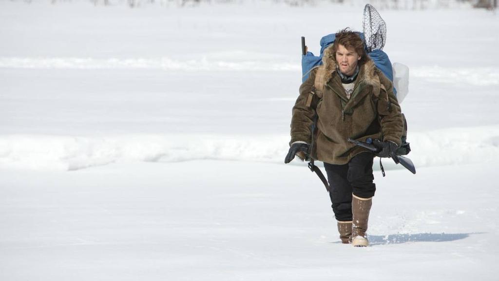 Christopher McCandless, un estudiante de 10, abandona todas sus posesiones, dona sus ahorros a la caridad y hace autoestop hasta llegar a Alaska para vivir en una zona selvática.