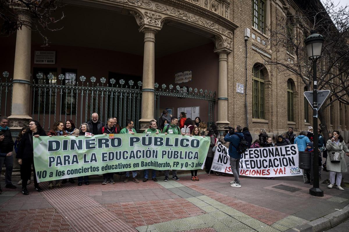 Concentración en defensa de la escuela pública en el colegio Gascón y Marín de Zaragoza, este miércoles. Concentración en defensa de la escuela pública en el colegio Gascón y Marín de Zaragoza, este miércoles.