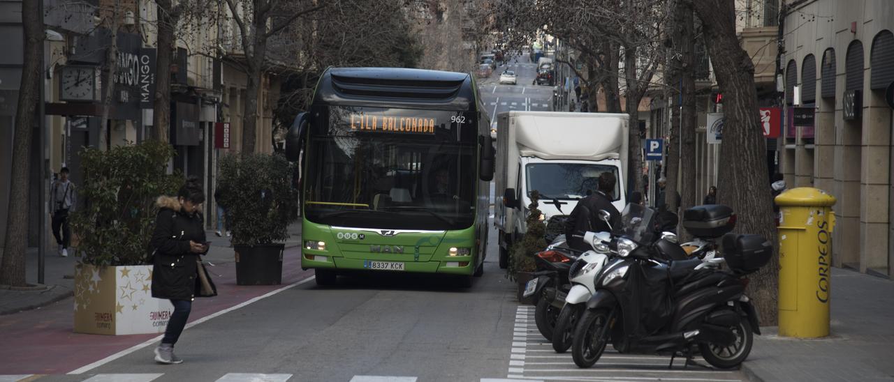 El carrer d’Àngel Guimerà de Manresa amb un bus urbà; els vehicles hi tenen els dies comptats