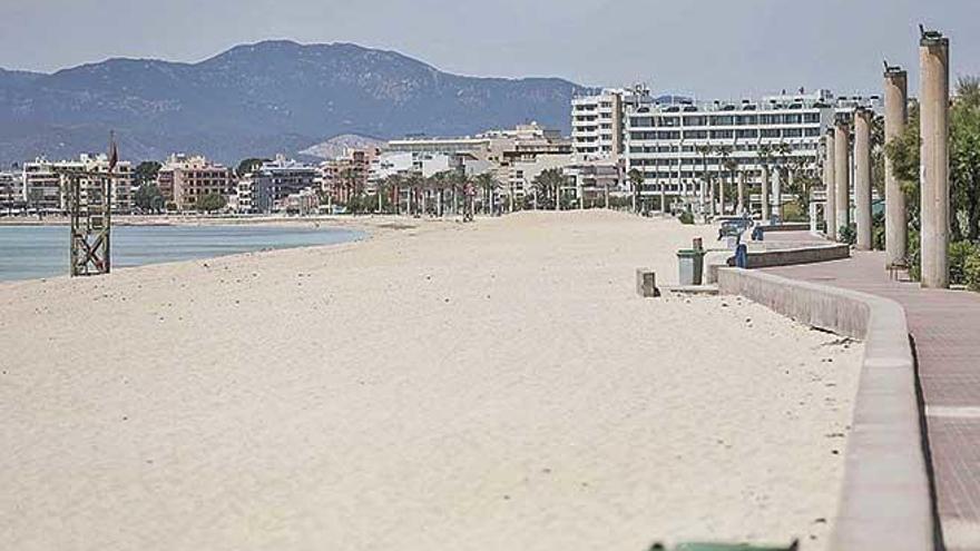 Imagen de la Playa de Palma hace unos dÃ­as, que el Govern quiere reactivar impulsando obras de mejora en sus hoteles.