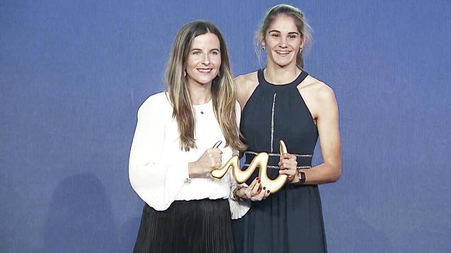 Carol González (drcha.), durante la gala, con el galardón. // FdV