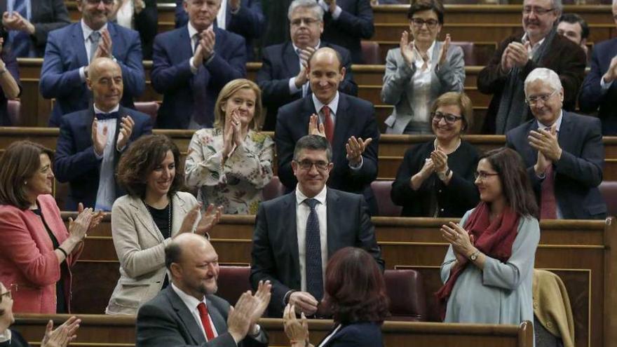 Patxi López (en el centro) recibe el aplauso de los socialistas, tras ser elegido presidente. // Efe