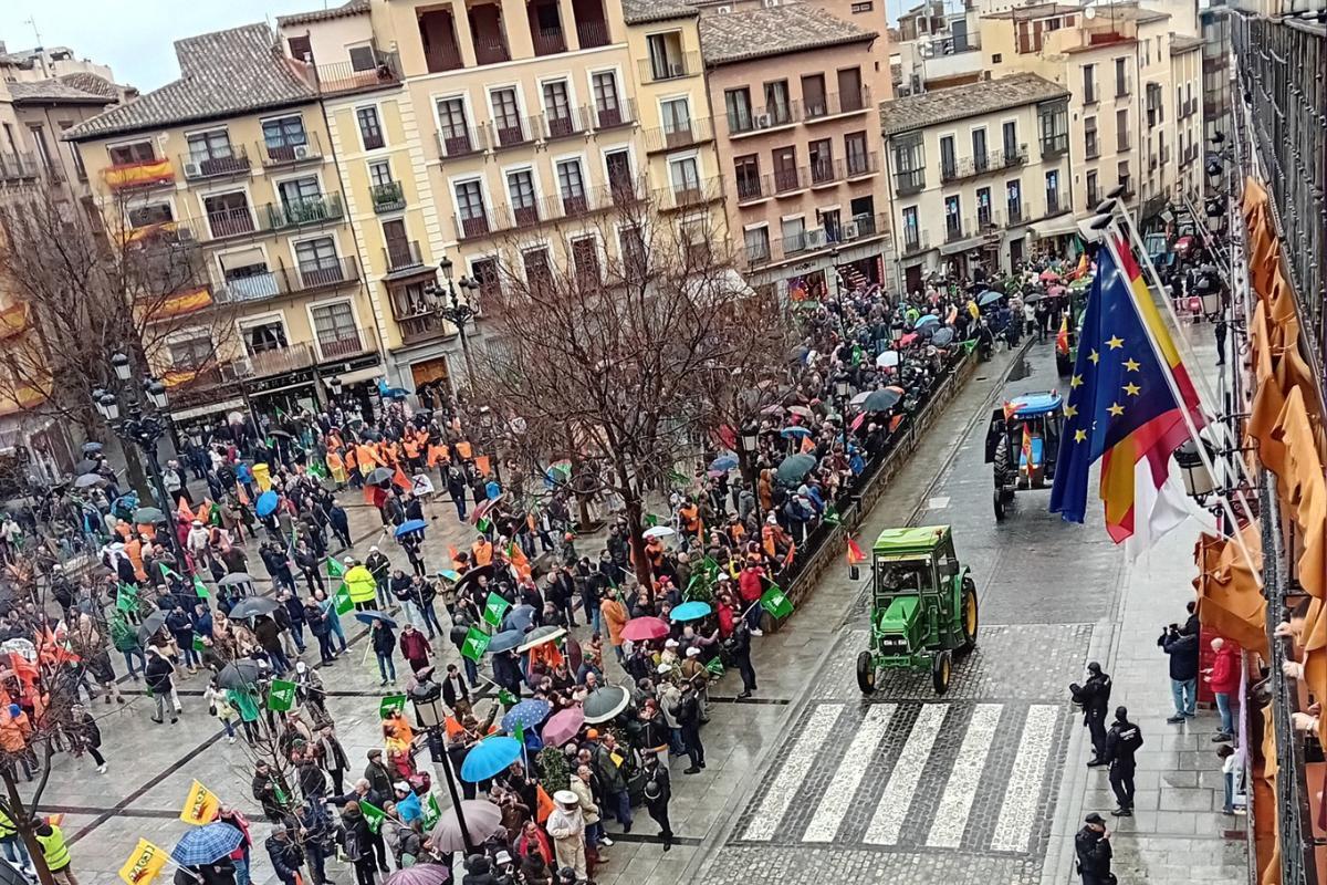 La tractorada de agricultores y ganaderos toma Toledo con un mensaje para la sociedad: "Tenemos que concienciar de lo peligroso que es esto"