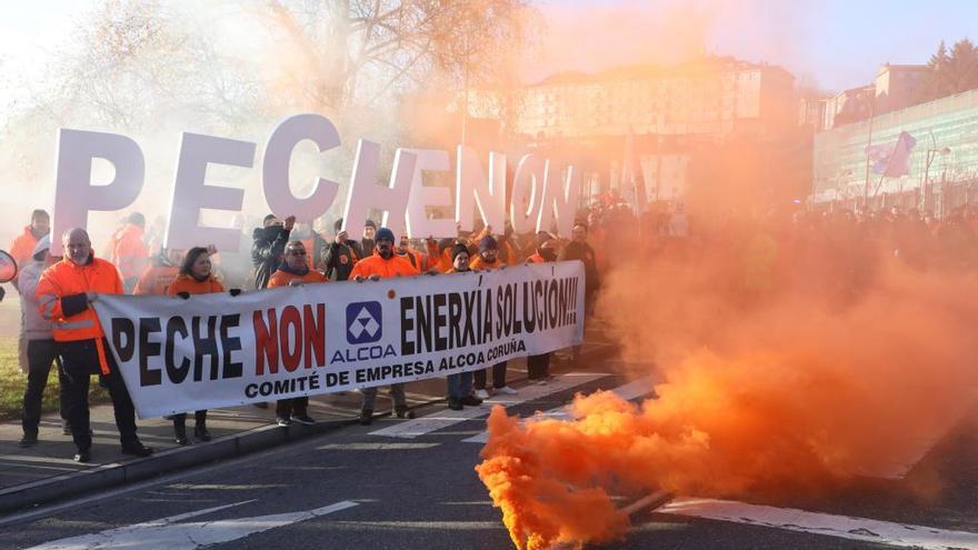 Manifestación de trabajadores de Alcoa contra el cierre, este mes.