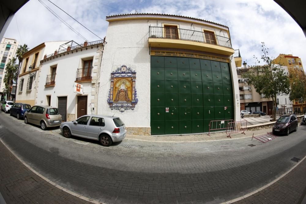 El barrio de La Trinidad, vacío en la mañana del Sábado de Pasión por la suspensión del traslado de Jesús Cautivo y la Virgen de la Trinidad.