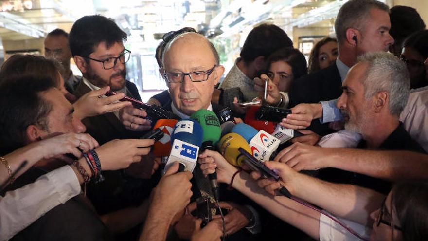 El ministro de Hacienda, Cristóbal Montoro, atiende a los medios de comunicación.