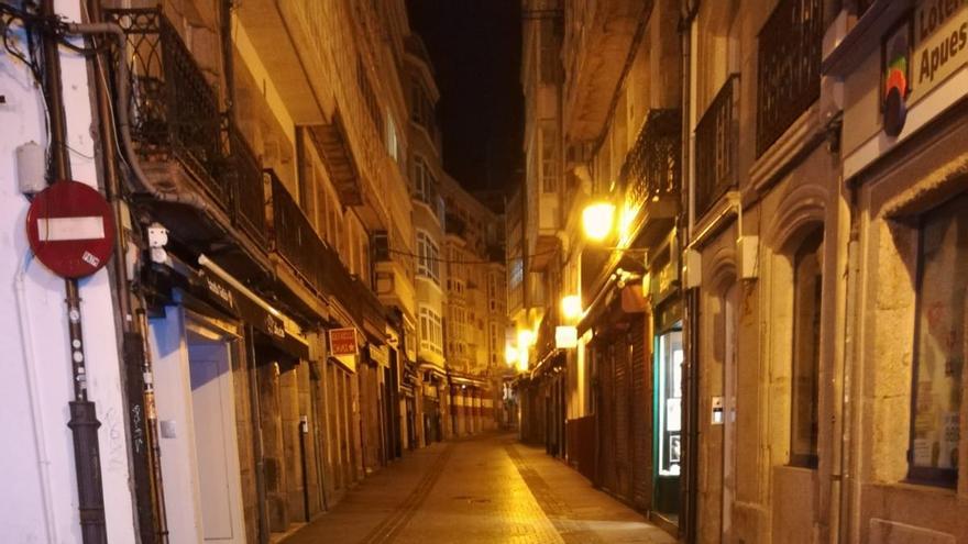 Así estaban las calles de A Coruña en la noche del viernes de Carnaval