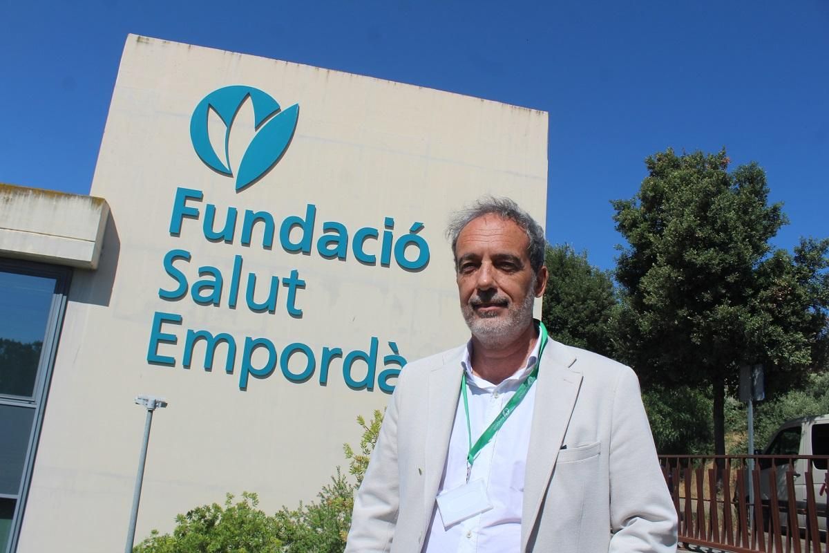 Xavier Verdaguer davant la darrera ampliació de l’edifici hospitalari.