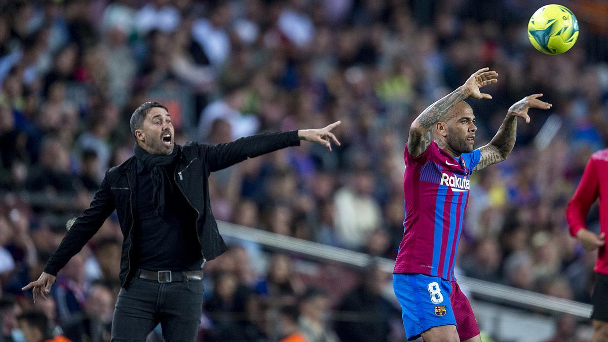 Alves saca de banda mientras el técnico del Celta, Coudet, posiciona a sus jugadores