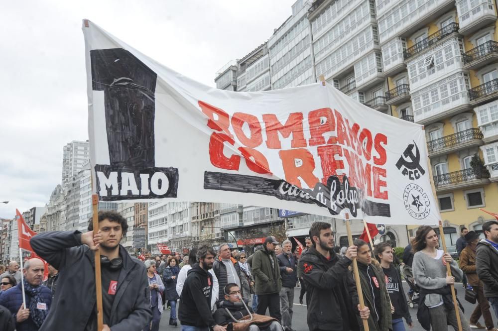 Unas 4.000 han secundado la manifestación convocada por UGT y CCOO que ha arrancado A Palloza y ha terminado en la plaza de Ourense, ante la Delegación del Gobierno en Galicia.