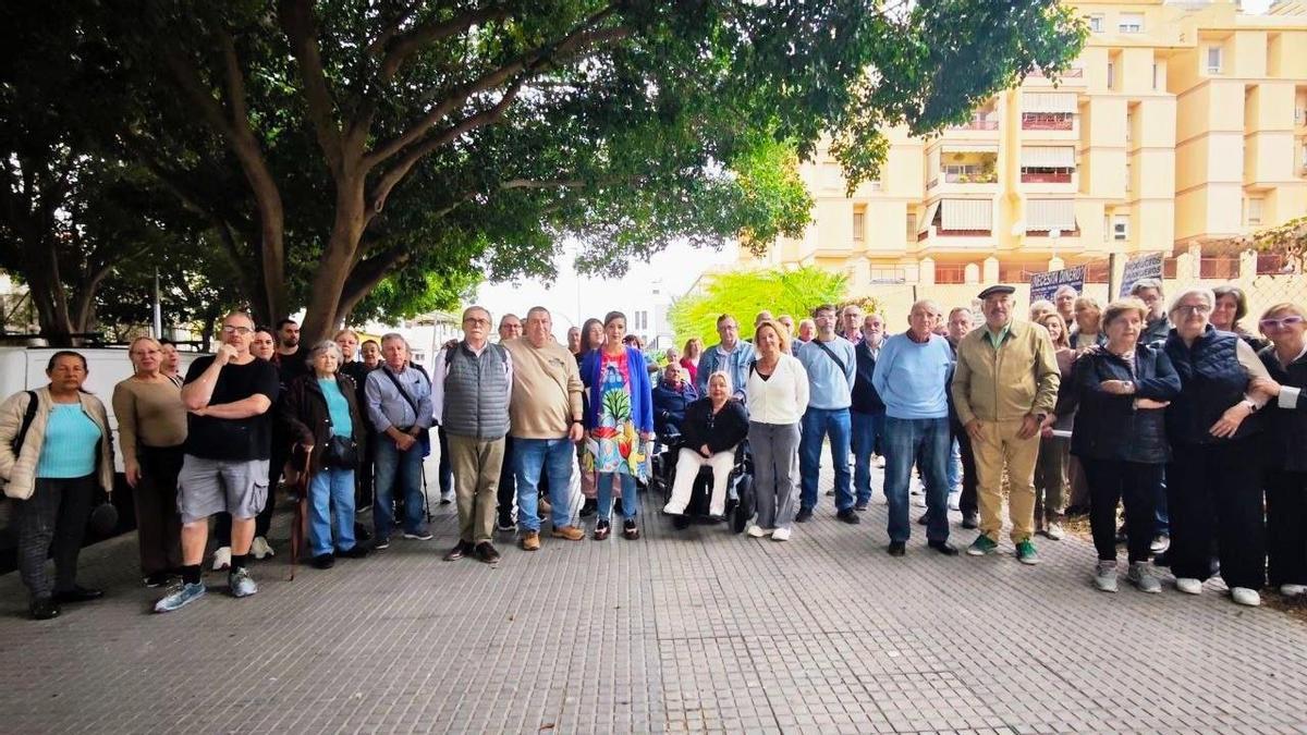 Vecinos de Quinta Alegre afectados por los minipisos, este jueves en la calle Navarro Ledesma con la concejala Toni Morillas.
