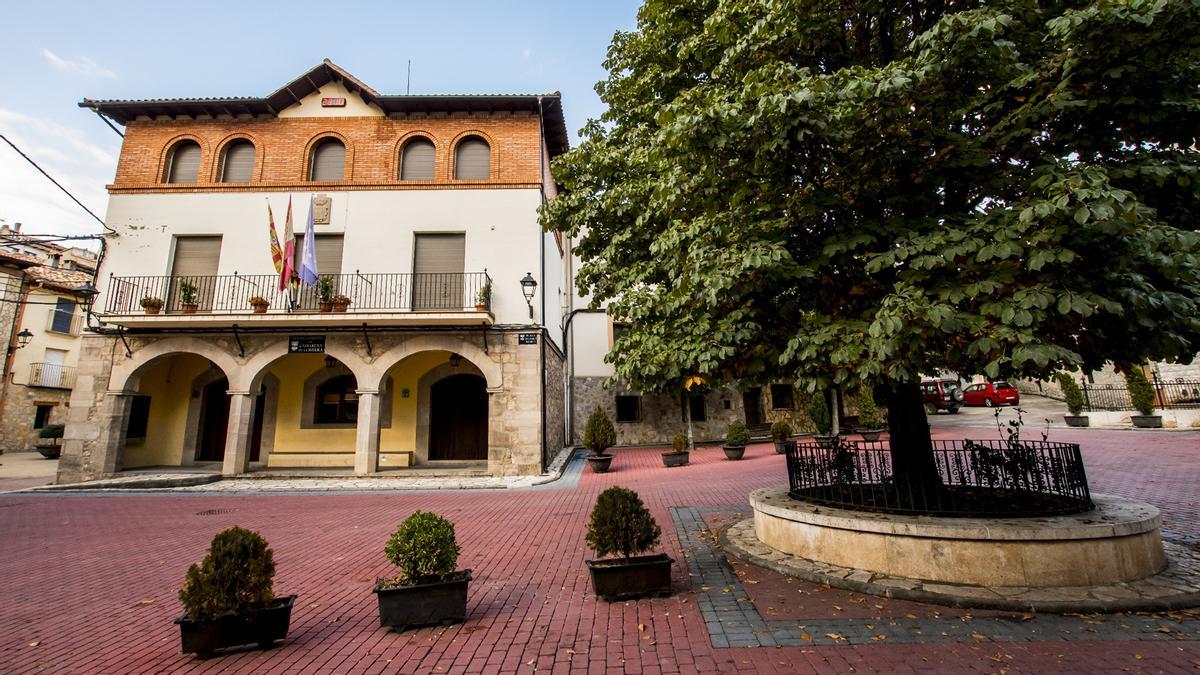 Plaza y ayuntamiento de Camarena de la Sierra, en una imagen de archivo.