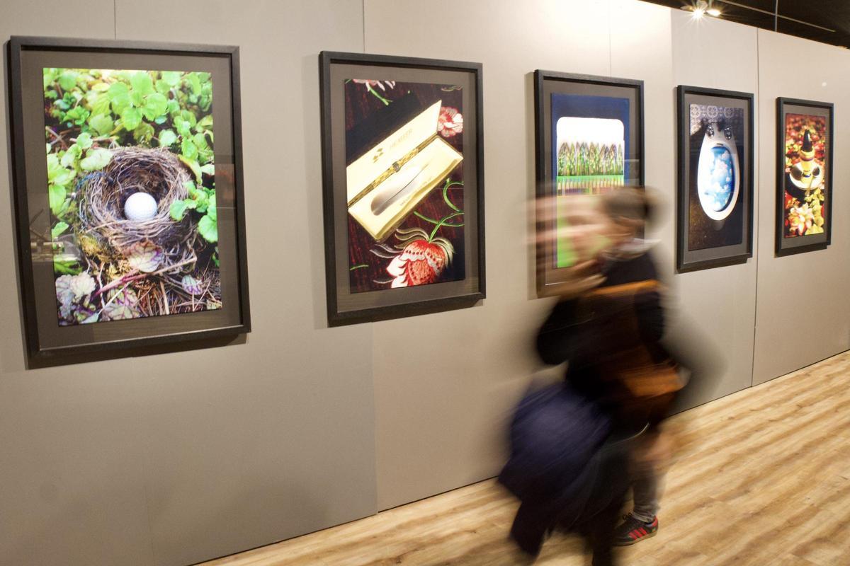 Una persona pasa por delante de algunas de las obras de la muestra inaugurada el 22 de febrero en el MAM.