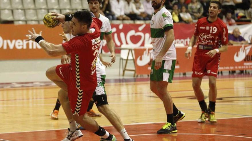 Abel Serdio lanza a portería en el partido ante el Bordils.