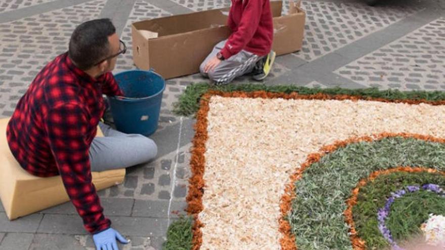 Unos vecinos preparando unas alfombras el pasado año.