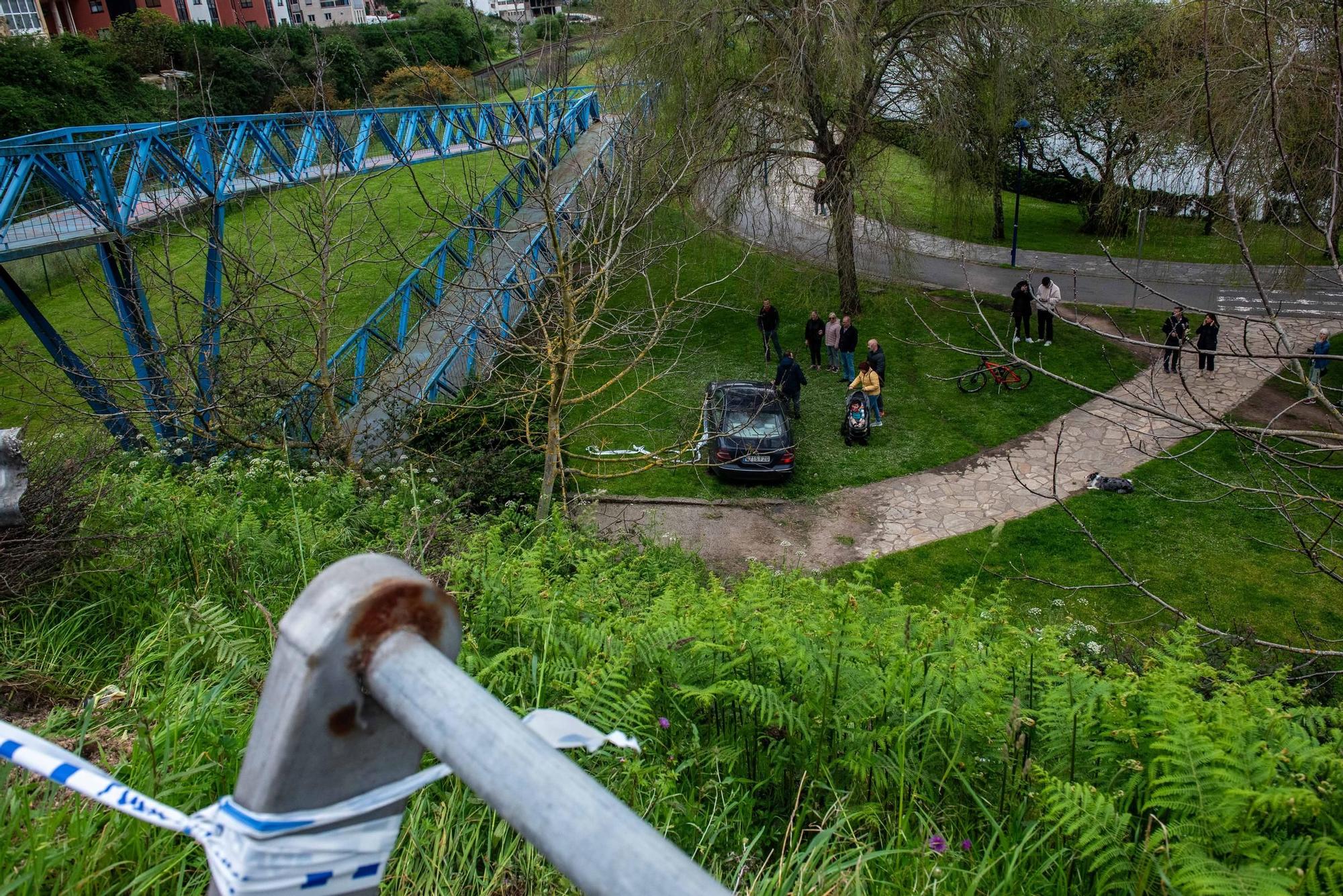 Un coche vuela y cae al paseo de O Burgo