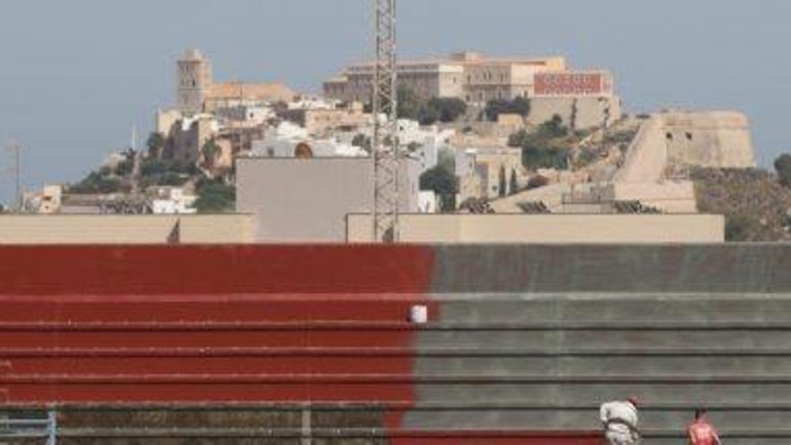 El producto de impermeabilización de las gradas tiñe de color rojo el estadio.