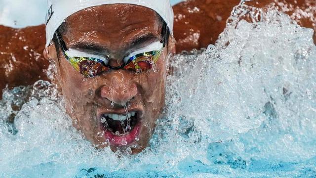 Hugo González, durant la final dels 200 estils dels Europeus de Natació de París, ahir. | DIMITAR DILKOFF / AFP